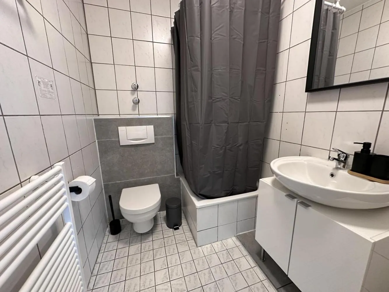 Aparthotel 9 Min To Dus Airport & 17 Min To Dus Messe Duisburg
