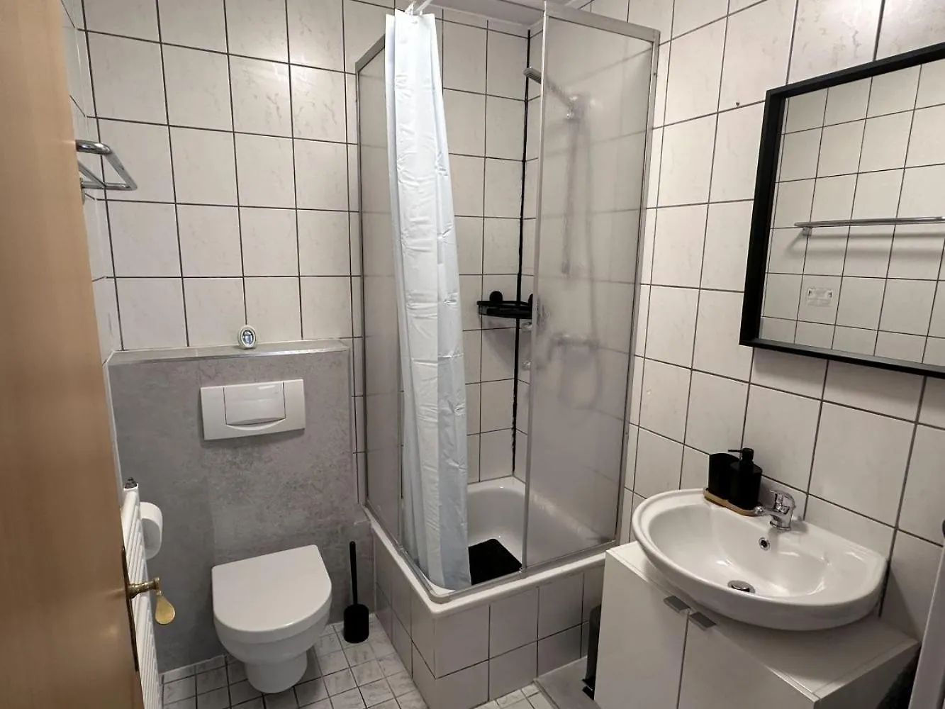 Aparthotel 9 Min To Dus Airport & 17 Min To Dus Messe Duisburg 0*,  Germany