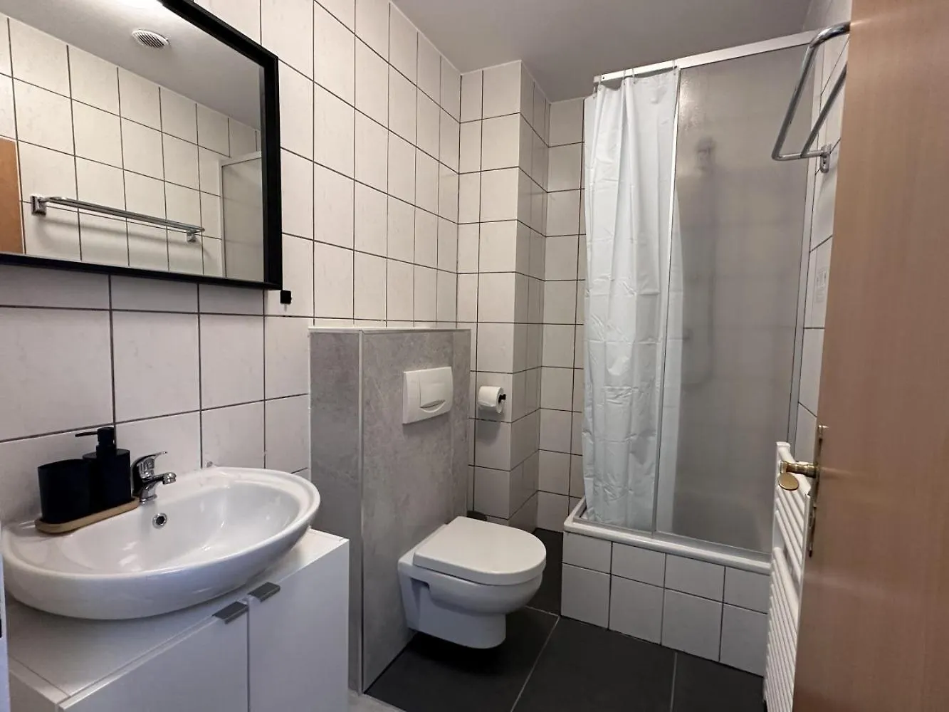 Apartment Aparthotel 9 Min To Dus Airport & 17 Min To Dus Messe Duisburg Germany